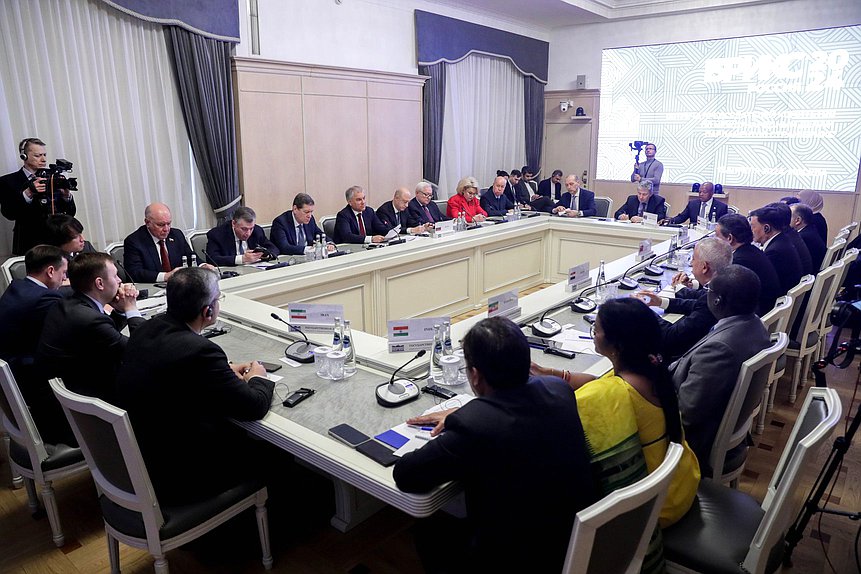 Reunión del Jefe de la Duma Estatal, Vyacheslav Volodin, con los presidentes de las comisiones de asuntos internacionales de los parlamentos de los países BRICS