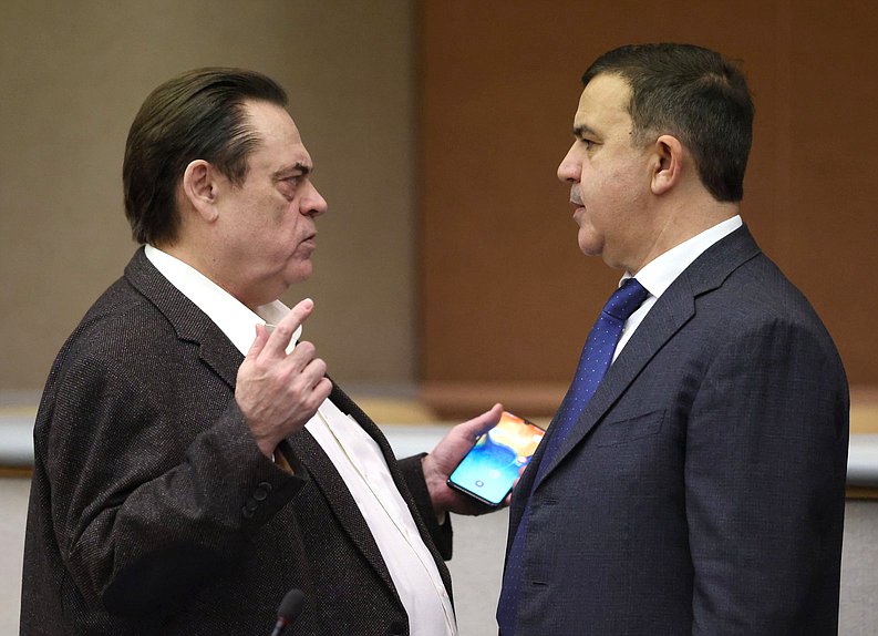 Член Комитета по делам национальностей Геннадий Семигин и заместитель Председателя Комитета по малому и среднему предпринимательству Тимур Каноков