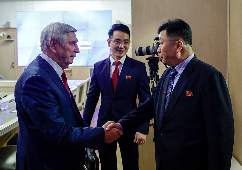 Первый заместитель Председателя Государственной Думы Иван Мельников и Председатель парламентской группы дружбы КНДР с Россией Ли Чхоль