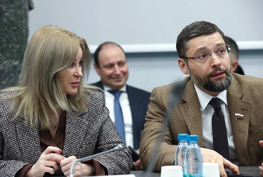 Члены Комитета по строительству и ЖКХ Елена Бондаренко и Александр Якубовский