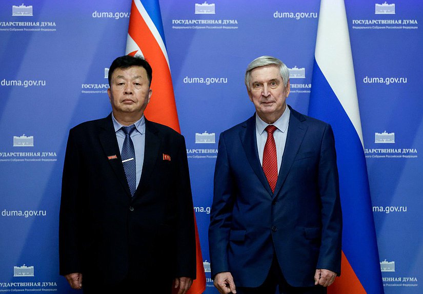 Первый заместитель Председателя Государственной Думы Иван Мельников и Председатель парламентской группы дружбы КНДР с Россией Ли Чхоль