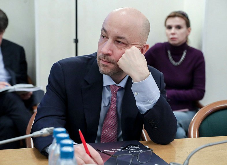 Первый заместитель Председателя Комитета по бюджету и налогам Михаил Щапов