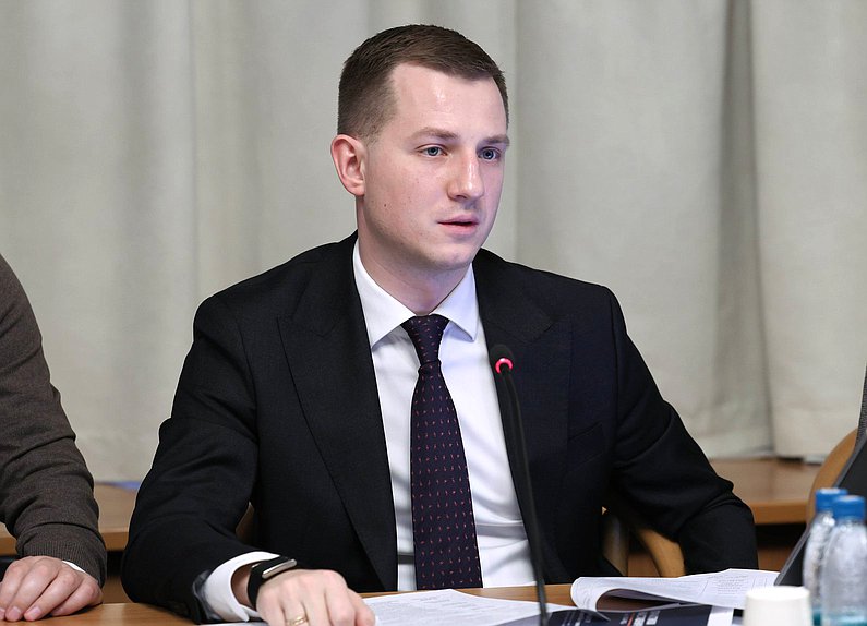 Председатель Комитета по молодежной политике Артем Метелев