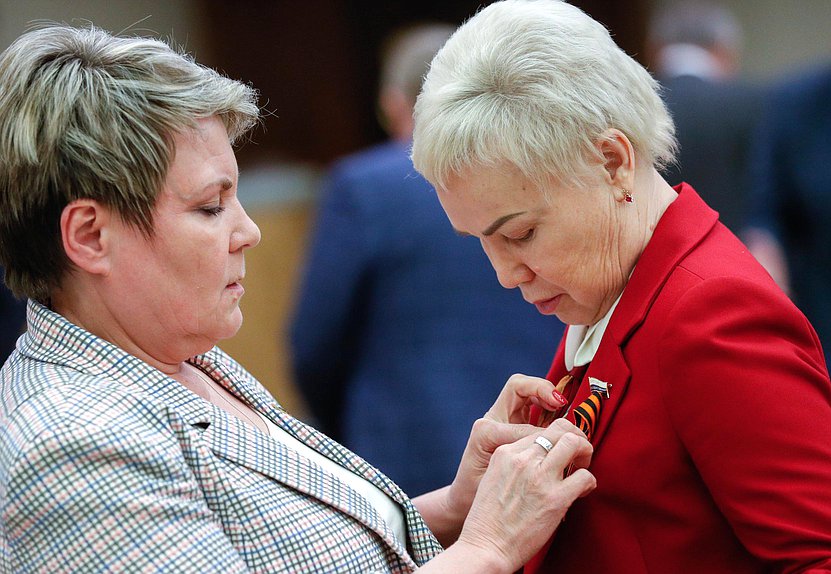 Член Комитета по делам национальностей Лариса Буранова и член Комитета по физической культуре и спорту Рима Баталова