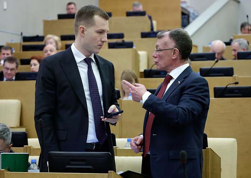 Председатель Комитета по молодежной политике Артем Метелев и Председатель Комитета по экономической политике Максим Топилин