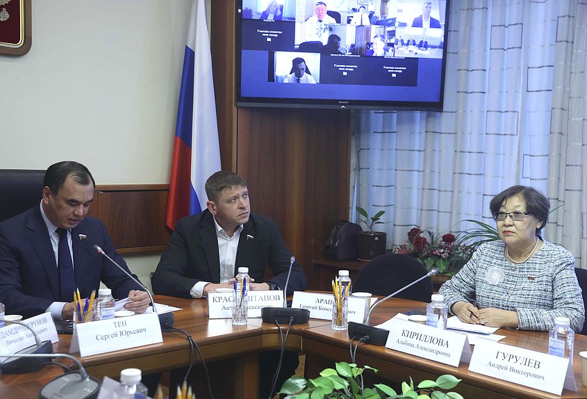 Первый заместитель Председателя Комитета по вопросам собственности, земельным и имущественным отношениям Сергей Тен и член Комитета по туризму и развитию туристической инфраструктуры Антон Красноштанов