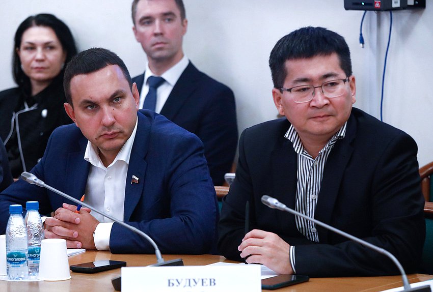 Члены Комитета по экологии, природным ресурсам и охране окружающей среды Максим Иванов и Николай Будуев