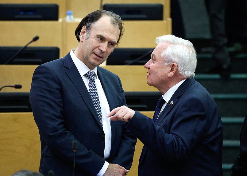 Заместитель Председателя Комитета по защите конкуренции Сергей Лисовский и член Комитета по контролю Леонид Ивлев