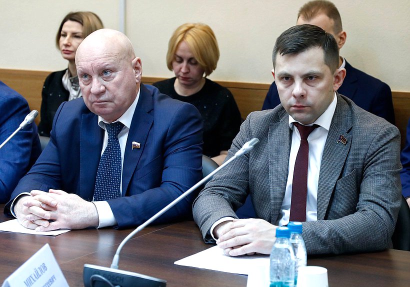Члены Комитета по экологии, природным ресурсам и охране окружающей среды Виталий Лихачев и Олег Михайлов
