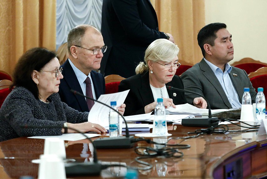 Члены Комитета по охране здоровья Римма Утяшева, Николай Щеглов, Тамара Фролова и Айдын Сарыглар