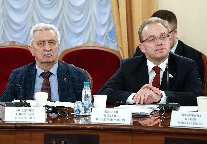 Члены Комитета по охране здоровья Николай Осадчий и Михаил Кизеев