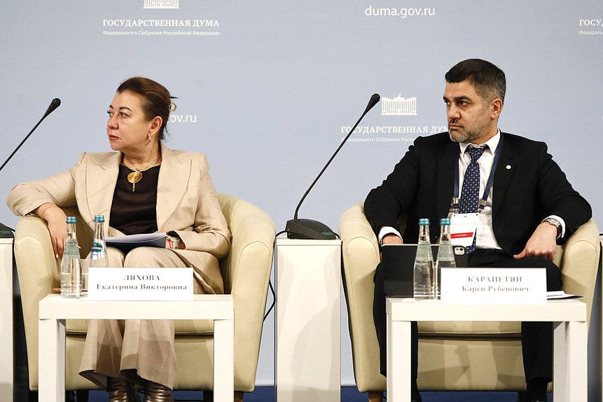 Директор по развитию бизнеса государственной корпорации "Росатом" Екатерина Ляхова и старший управляющий директор – директор Департамента инфраструктурных решений ПАО "Сбербанк" Карен Карапетян. Сессия "Производство и инвестиции"