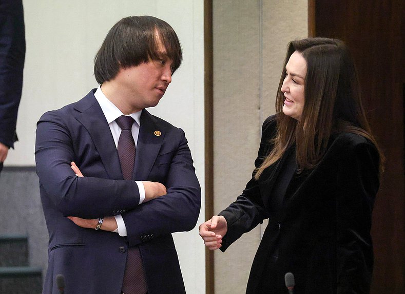 Председатель Комитета по туризму и развитию туристической инфраструктуры Сангаджи Тарбаев и член Комитета по просвещению Анна Скрозникова