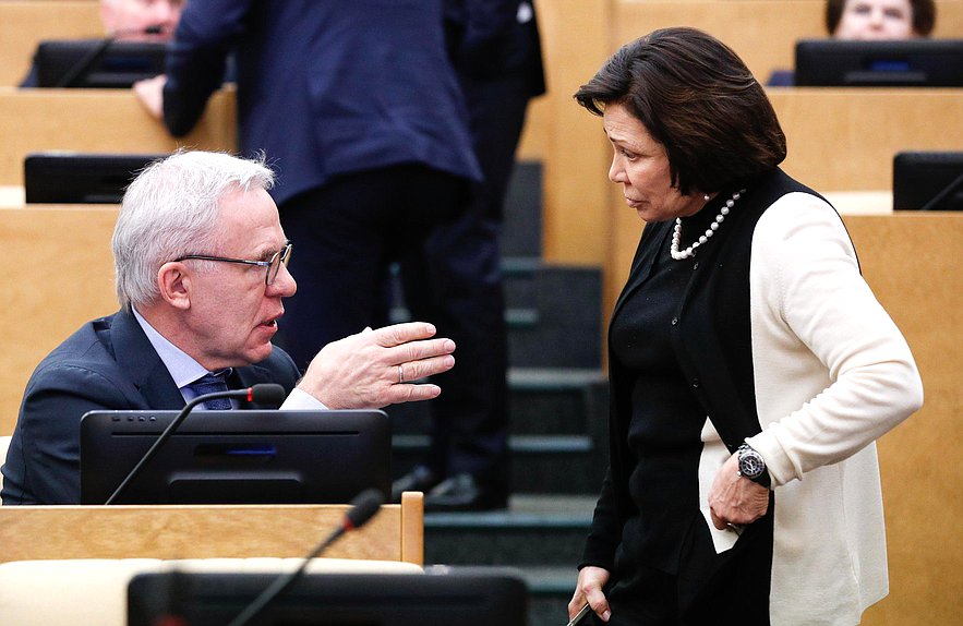 Первый заместитель Председателя Комитета по экологии, природным ресурсам и охране окружающей среды Вячеслав Фетисов и заместитель Председателя Комитета по международным делам Ирина Роднина