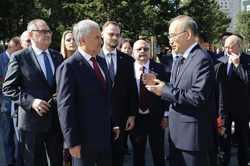 Chairman of the State Duma Vyacheslav Volodin and members of the State Duma laid flowers at the Monument to Soviet Pilots in Changchun