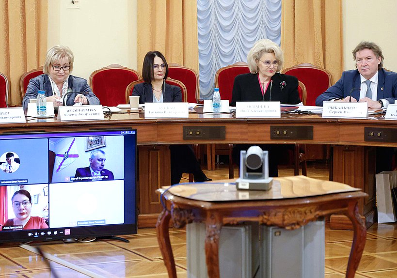 Заместитель Председателя Комитета по защите семьи, вопросам отцовства, материнства и детства Елена Вторыгина, Первый заместитель Председателя Комитета Татьяна Буцкая, Председатель Комитета Нина Останина и Председатель Комиссии Общественной Палаты по демографии, защите семьи, детей и традиционных семейных ценностей Сергей Рыбальченко