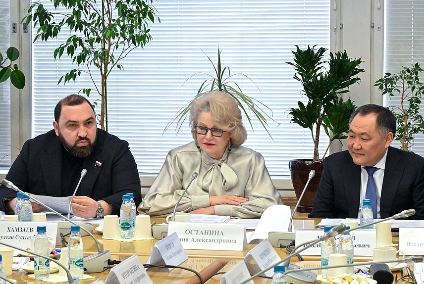 Член Комитета по охране здоровья Бийсултан Хамзаев, Председатель Комитета по защите семьи, вопросам отцовства, материнства и детства Нина Останина и заместитель Председателя Государственной Думы Шолбан Кара-оол