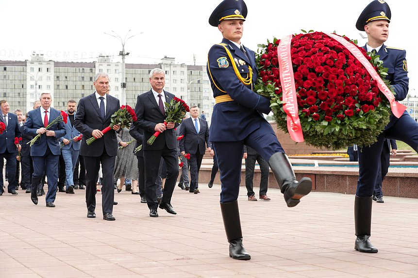 Председатель Государственной Думы Вячеслав Володин, Председатель Палаты представителей Национального собрания Республики Беларусь Владимир Андрейченко и депутаты возложили цветы к Мемориальному комплексу в честь советских воинов-освободителей, партизан и подпольщиков Витебщины