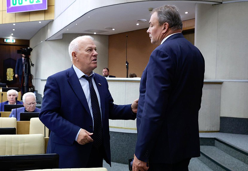 Заместитель Председателя Комитета по экологии, природным ресурсам и охране окружающей среды Анатолий Грешневиков и заместитель Председателя Государственной Думы Петр Толстой