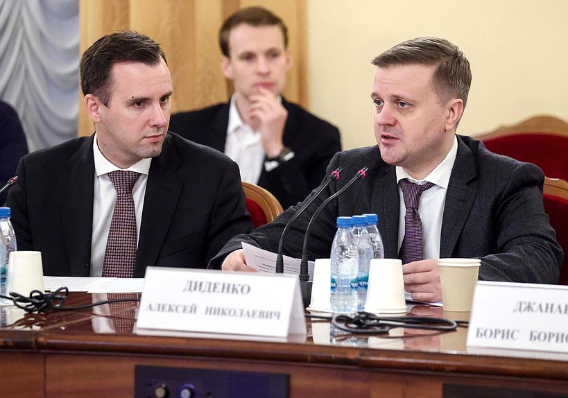 Председатель Комитета по малому и среднему предпринимательству Александр Демин и Председатель Комитета по региональной политике и местному самоуправлению Алексей Диденко