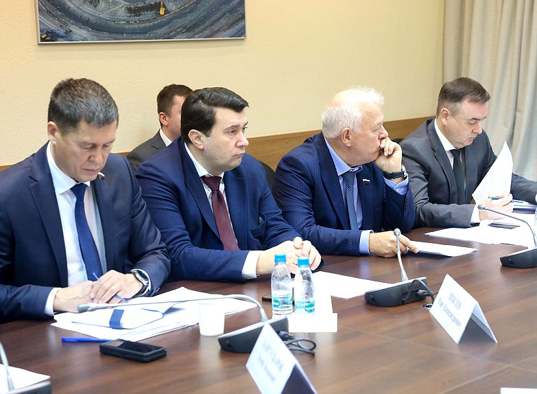Член Комитета по экологии, природным ресурсам и охране окружающей среды Зариф Байгускаров и заместители Председателя Комитета Олег Лебедев и Анатолий Грешневиков