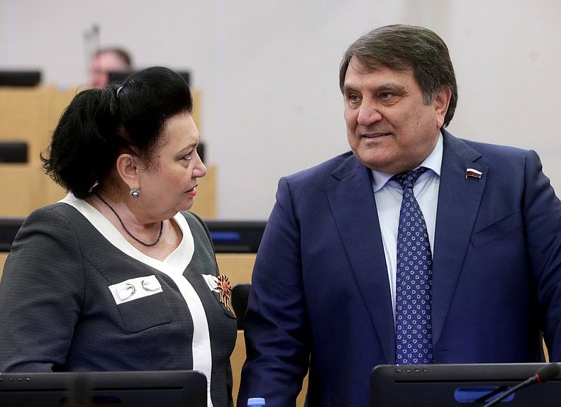 Заместитель Председателя Комиссии по Регламенту и обеспечению деятельности Государственной Думы Раиса Кармазина и член Комитета по международным делам Сайгидпаша Умаханов