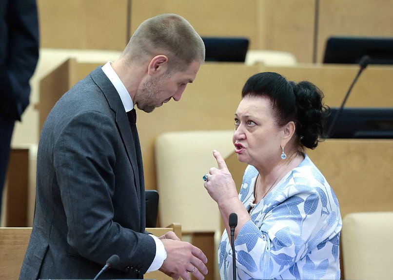 Первый заместитель Председателя Комитета по физической культуре и спорту Дмитрий Пирог и заместитель Председателя Комиссии по Регламенту и обеспечению деятельности Государственной Думы Раиса Кармазина