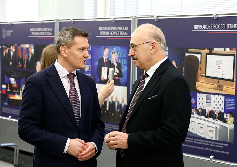 Первый заместитель Председателя Комитета по госстроительству и законодательству Даниил Бессарабов и Председатель Комитета по науке и высшему образованию Сергей Кабышев