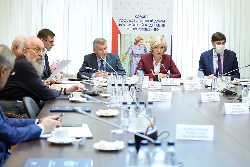 Заместитель Министра просвещения РФ Андрей Николаев, Председатель Комитета по просвещению Ольга Казакова и Министр просвещения РФ Сергей Кравцов