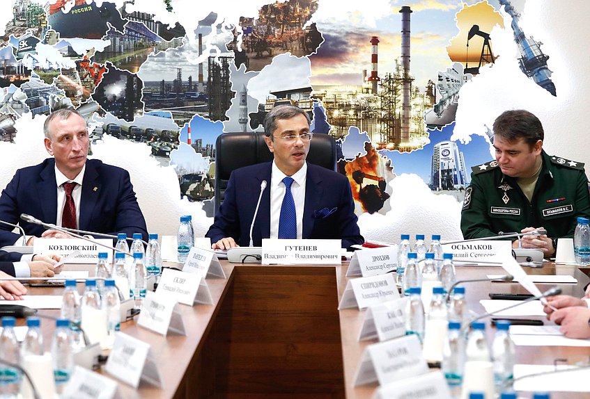 Первый заместитель Председателя Комитета по промышленности и торговле Александр Козловский, Председатель Комитета Владимир Гутенев и заместитель Министра обороны РФ Василий Осьмаков