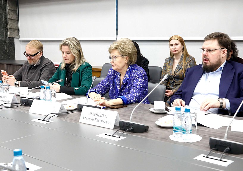 Заместитель Председателя Комитета по защите семьи, вопросам отцовства, материнства и детства Виталий Милонов и члены Комитета Ольга Коробова, Татьяна Ларионова и Евгений Марченко