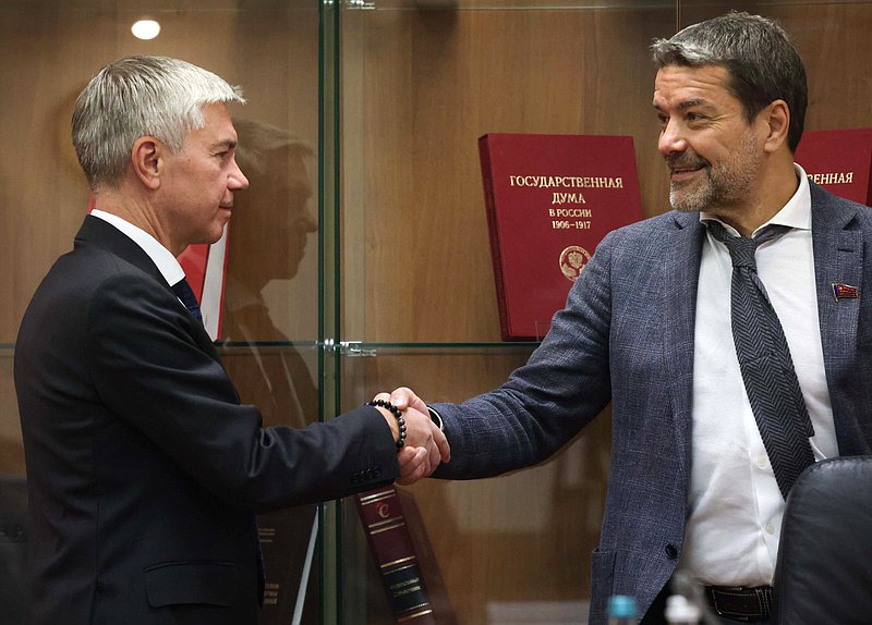 Член Комитета по физической культуре и спорту Евгений Ревенко и Первый заместитель Председателя Комитета по информационной политике, информационным технологиям и связи Александр Ющенко