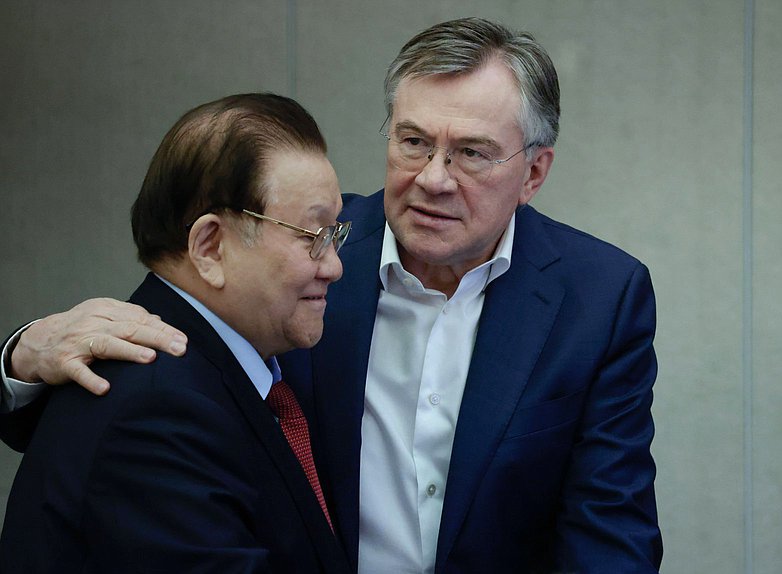 Первый заместитель Председателя Комитета по охране здоровья Федот Тумусов и член Комитета по безопасности и противодействию коррупции Александр Терентьев