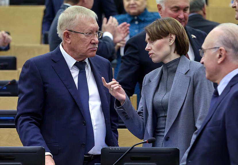 Председатель Комитета по контролю Олег Морозов и заместитель Председателя Комитета по аграрным вопросам Юлия Оглоблина