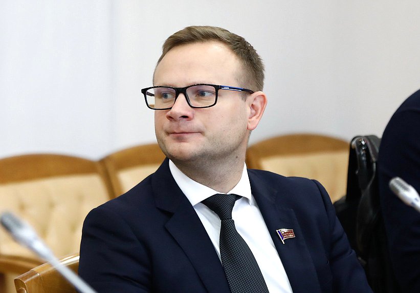 Заместитель Председателя Комитета по молодежной политике Владимир Исаков