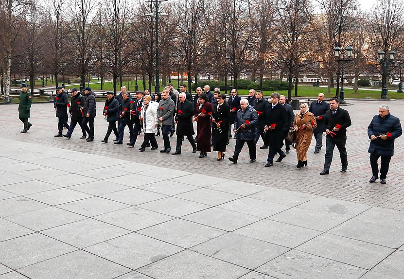 Международная конференция «Роль взаимодействия фракций политических партий и блоков в межпарламентском сотрудничестве стран СНГ». Возложение цветов к Могиле Неизвестного Солдата