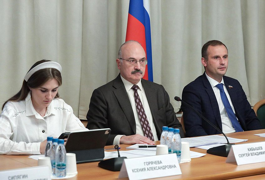 Первый заместитель Председателя Комитета по науке и высшему образованию Ксения Горячева, Председатель Комитета Сергей Кабышев и Председатель Комитета по охране здоровья Сергей Леонов