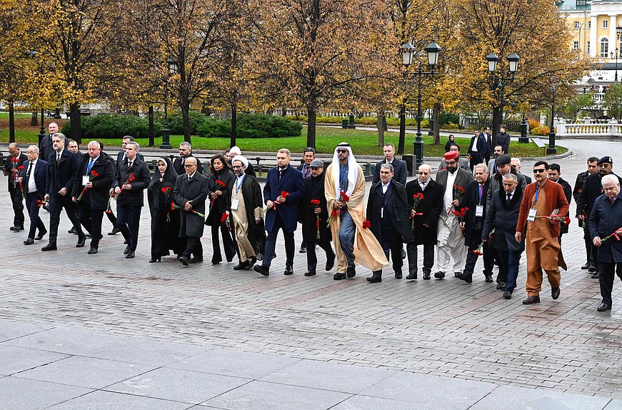 Representatives of the parliamentary delegations participating in meeting of Standing Committee on Social and Cultural Affairs of the Asian Parliamentary Assembly laid flowers at the Tomb of the Unknown Soldier