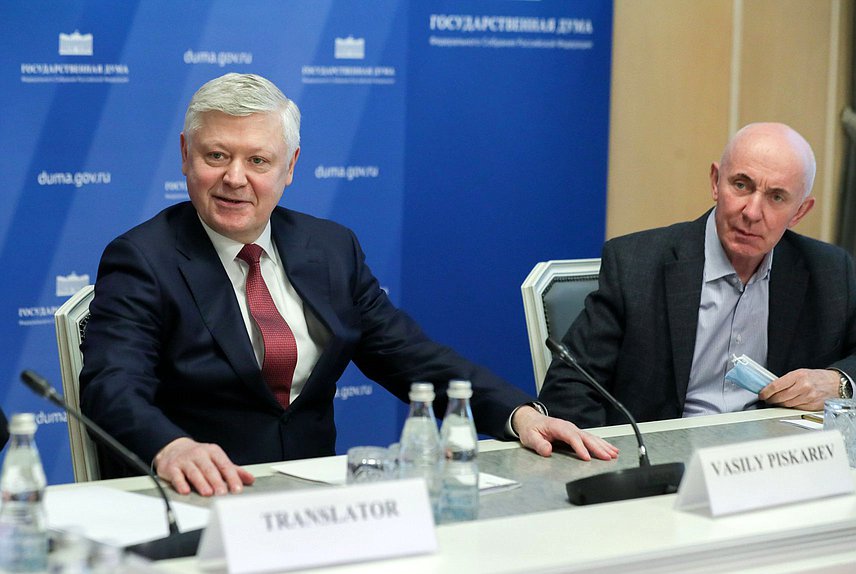 Chairman of the Committee on Security and Corruption Control Vasilii Piskarev and First Deputy Chairman of the Committee on State Building and Legislation Iurii Sinelshchikov