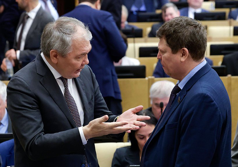 Председатель Комитета по делам СНГ, евразийской интеграции и связям с соотечественниками Леонид Калашников и заместитель Председателя Комитета по региональной политике и местному самоуправлению Михаил Матвеев