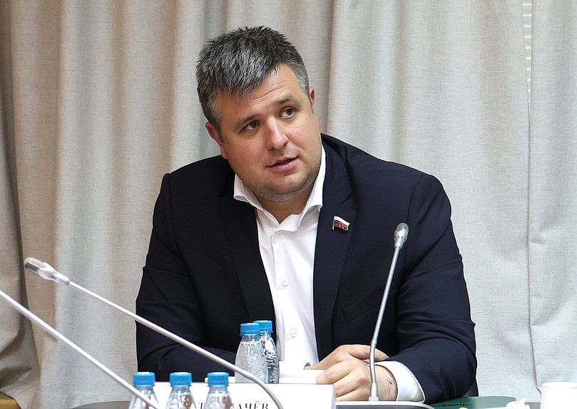 Заместитель Председателя Комитета по молодежной политике Александр Толмачев