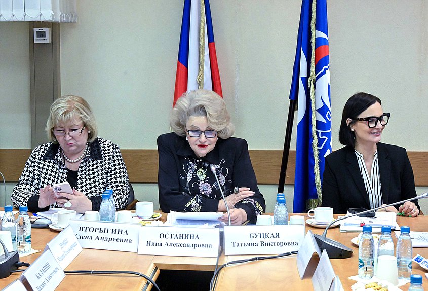 Председатель Комитета по защите семьи, вопросам отцовства, материнства и детства Нина Останина, заместитель Председателя Комитета Елена Вторыгина и Первый заместитель Председателя Комитета Татьяна Буцкая