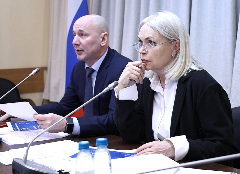 Руководитель Рособрнадзора Анзор Музаев и Председатель Комитета по просвещению Ирина Белых