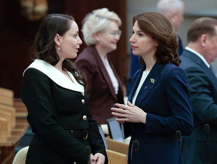 Заместитель Председателя Комитета по молодежной политике Юлия Саранова и Первый заместитель Председателя Комитета по государственному строительству и законодательству Ирина Панькина