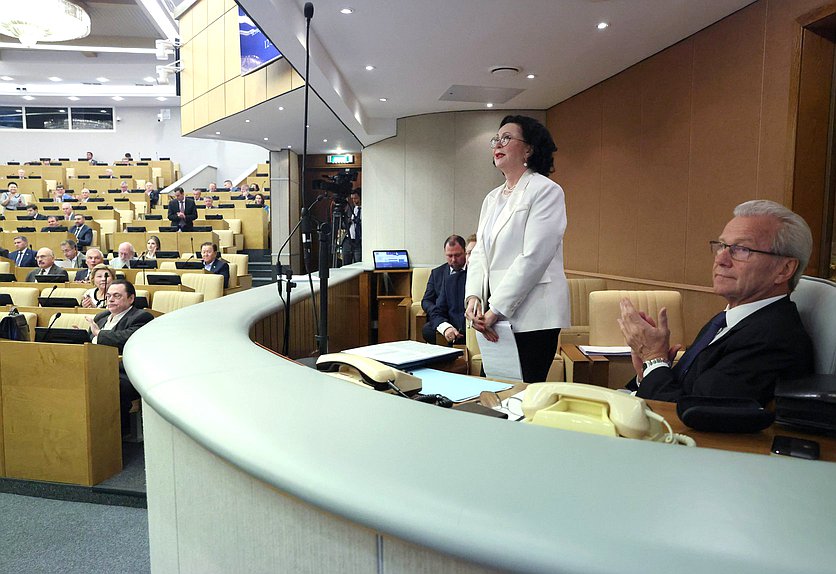 Заместитель Председателя Счетной палаты РФ Галина Изотова и Полномочный представитель Президента РФ в Государственной Думе Гарри Минх