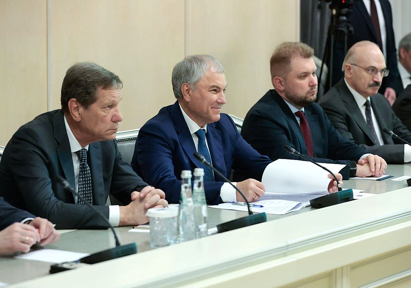 Первый заместитель Председателя Государственной Думы Александр Жуков, Председатель Государственной Думы Вячеслав Володин и заместитель Председателя Государственной Думы Борис Чернышов
