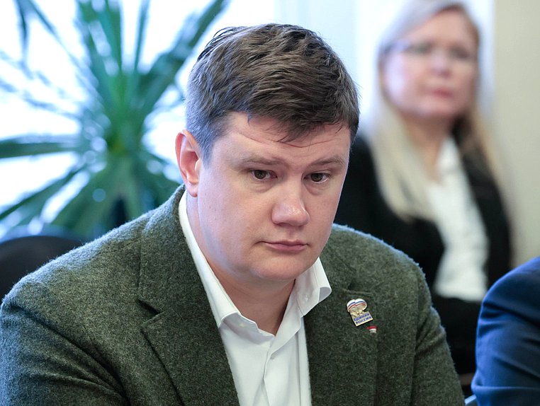 Член Комитета по молодежной политике Александр Амелин