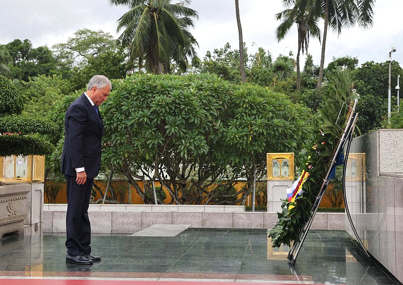 Chairman of the State Duma Vyacheslav Volodin. Wreath-laying ceremony at the Fallen Heroes Monument