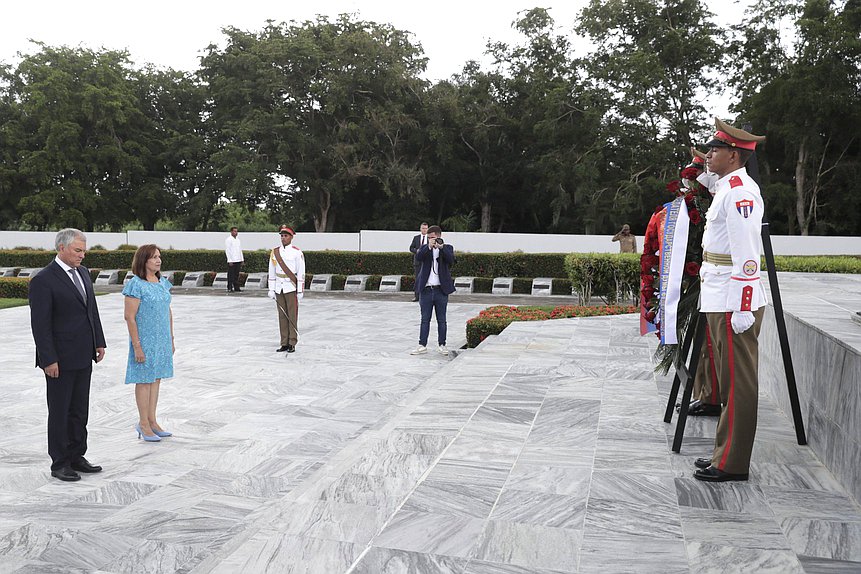 El Jefe de la Duma Estatal, Vyacheslav Volodin, y la Jefa Adjunto de la Asamblea Nacional del Poder Popular de la República de Cuba, Ana María Mari Machado, depositaron una ofrenda floral en el Monumento al Soldado Internacionalista Soviético en La Habana