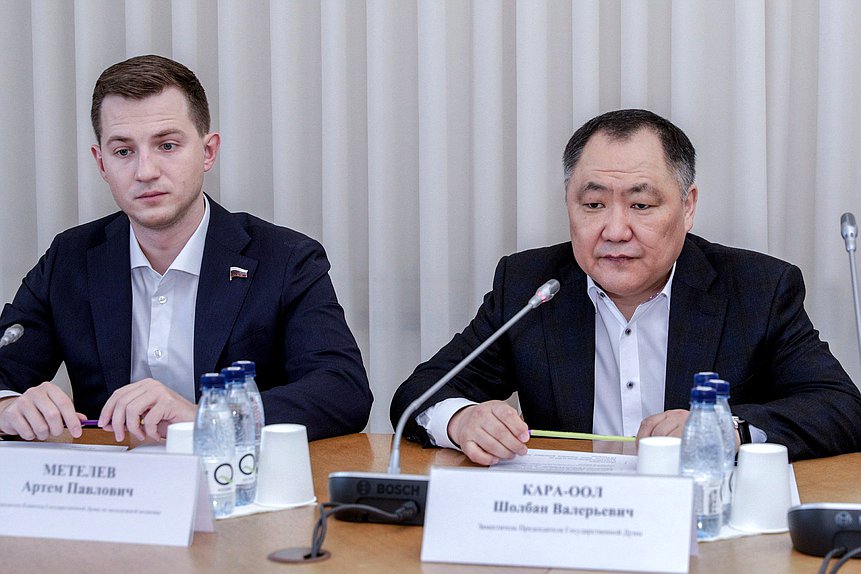 Председатель Комитета по молодежной политике Артем Метелев и заместитель Председателя Государственной Думы Шолбан Кара-оол